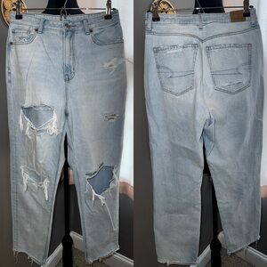 American Eagle Outfitters Light Wash Distressed Mom Jeans